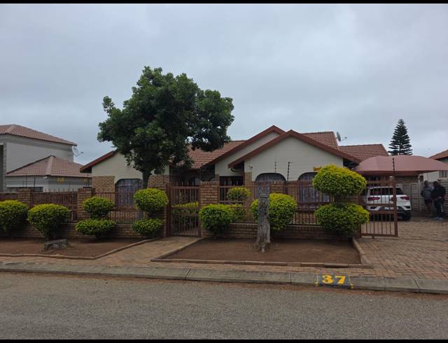 3 BEDROOM HOUSE FOR SALE IN FLORA PARK